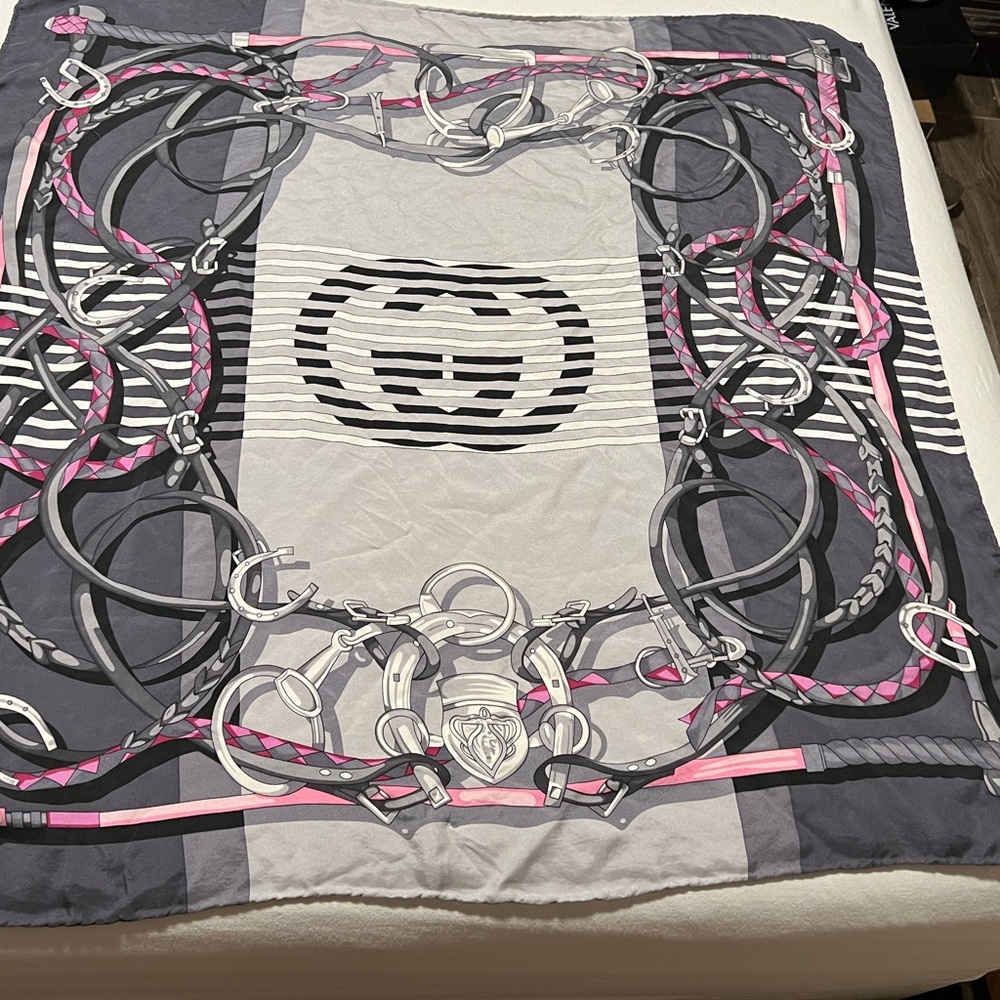 Scraf autentic ,Gucci precisó
